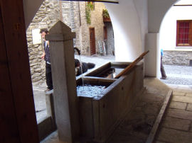 La caratteristica Fontana al piano terra della Maison Grassy a La Salle (40045 bytes)